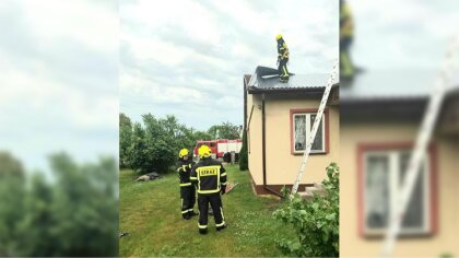 Ostrów Mazowiecka - Połamane drzewa, uszkodzony dach to pozostałości po wichurze