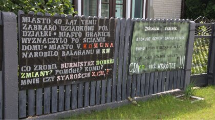 Ostrów Mazowiecka - Od jakiegoś czasu na ogrodzeniu jednej z posesji znajdującej