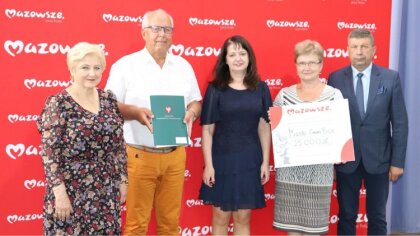 Ostrów Mazowiecka - Burmistrz Gminy Brok Marek Młyński podpisał umowy o dofinans