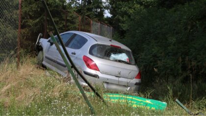 Ostrów Mazowiecka - Zdarzenie w Starym Lubiejewie przy ulicy Łomżyńskiej, samoch