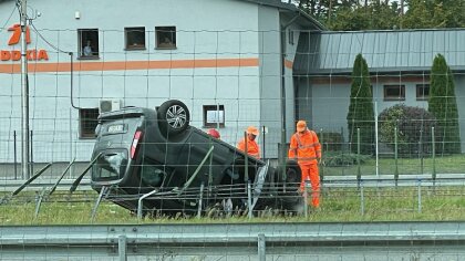 Ostrów Mazowiecka - Do dachowania samochodu osobowego doszło na trasie S8 w miej