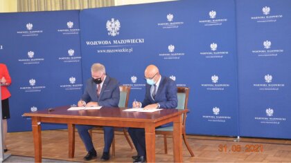 Ostrów Mazowiecka - Przedstawiciele powiatu podpisali umowy na realizację zadani