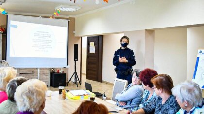 Ostrów Mazowiecka - Ostrowscy policjanci prowadzą spotkania z seniorami poruszaj
