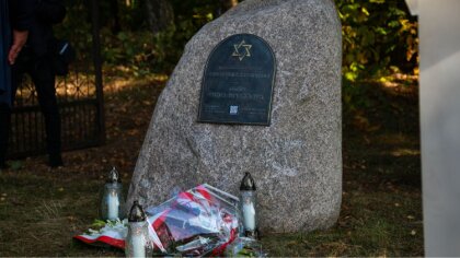 Ostrów Mazowiecka - Oficjalne odsłonięcie tablicy na Cmentarzu żydowskim odbyło 