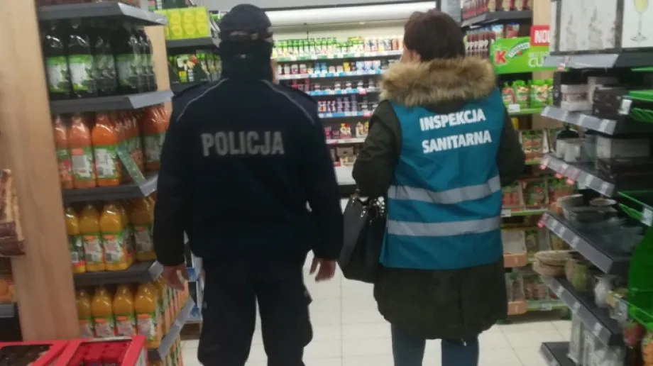 Ostrowscy policjanci zarówno prewencji jak i ruchu drogowego sprawdzają przestrzeganie obowiązku stosowania maseczek w zamkniętych pomieszczeni