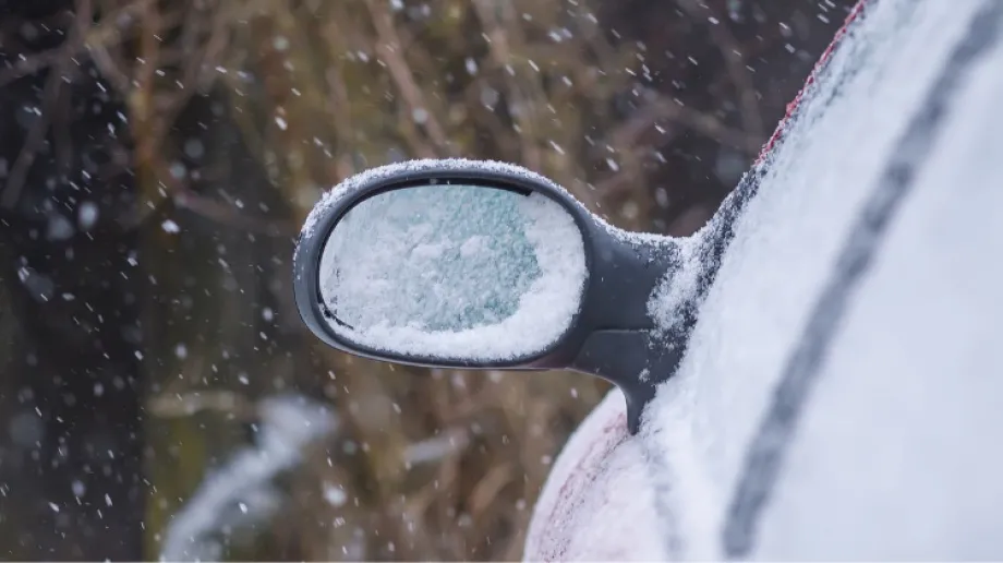 Opady śniegu razem z deszczem oznaczają śliskie jezdnie i chodniki - taka aura przywitała dziś mieszkańców powiatu ostrowskiego. W związku 