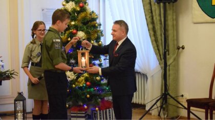 Ostrów Mazowiecka - Betlejemskie Światło Pokoju przekazane przez harcerzy z 29 D