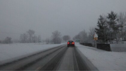 Ostrów Mazowiecka - Policja z uwagi na poranne opady śniegu apeluje o ostrożność