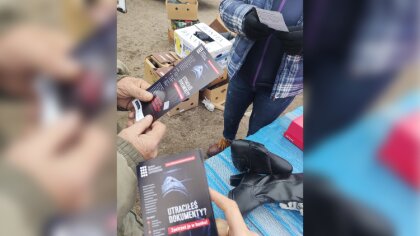 Ostrów Mazowiecka - Ostrowscy dzielnicowi razem z policjantką zajmującą się prof