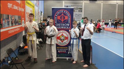 Ostrów Mazowiecka - Trojka zawodników Ostrowskiego Klubu Karate Kyokushinkai wzi