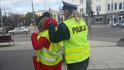 Ostrów Mazowiecka - Policjantka z Wydziału Ruchu Drogowego w trosce o bezpieczeń