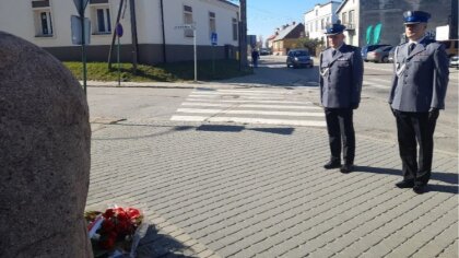 Ostrów Mazowiecka - Przed Komendą Powiatową Policji w Ostrowi Mazowieckiej przy 