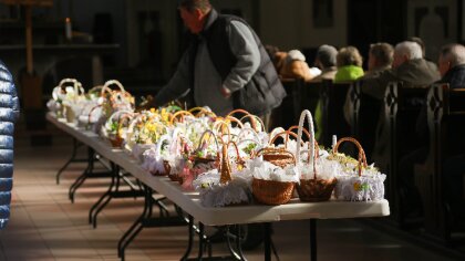 Ostrów Mazowiecka - Podczas Wielkiej Soboty wierni odwiedzają swoje parafie, aby