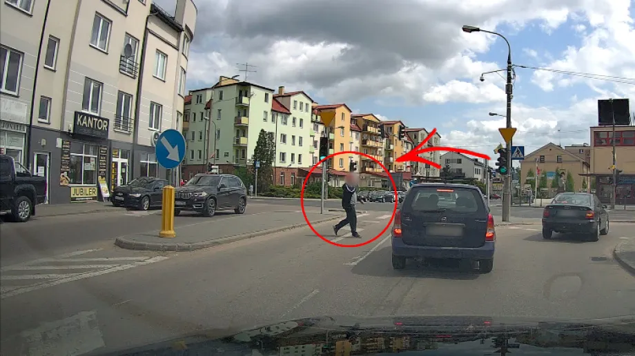 Mężczyzna rozmawiając przez telefon przeszedł między samochodami ignorując sygnalizację świetlną oraz przejście dla pieszych.
[foto]3118