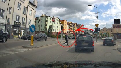 Ostrów Mazowiecka - Mężczyzna rozmawiając przez telefon przeszedł między samocho