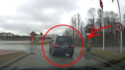 Ostrów Mazowiecka - Mimo ustawionego znaku pionowego z zakazem skrętu w lewo kie