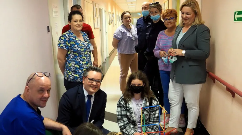 Najmłodszych pacjentów Oddziału Pediatrycznego w Szpitalu w Ostrowi Mazowieckiej z okazji Dnia Dziecka odwiedzili niespodziewani goście.
[foto