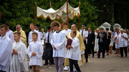 Ostrów Mazowiecka - W dzień Bożego Ciała, wierni z Komorowa licznie uczestniczyl