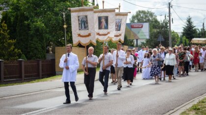 Ostrów Mazowiecka - Wierni ostrowskich parafii uczestniczyli w procesjach Bożego