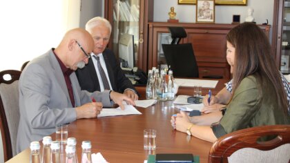 Ostrów Mazowiecka - Przedstawiciele władz Powiatu Ostrowskiego podpisali umowę z