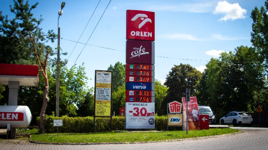 Nie przepłacaj za paliwo. Tankując do pełna, dzięki naszemu zestawieniu, możesz zaoszczędzić nawet kilkanaście złotych. Sprawdź aktualne 