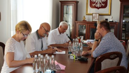 Ostrów Mazowiecka - Przedstawiciele władz Powiatu Ostrowskiego podpisali umowę z