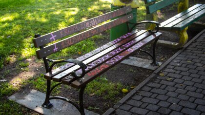 Ostrów Mazowiecka - Montowane są nowe ławki w parku nad stawem w Ostrowi Mazowie