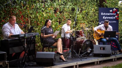 Ostrów Mazowiecka - Śpiewem, wspomnieniem i wzruszeniem mieszkańcy Ostrowi uczcz