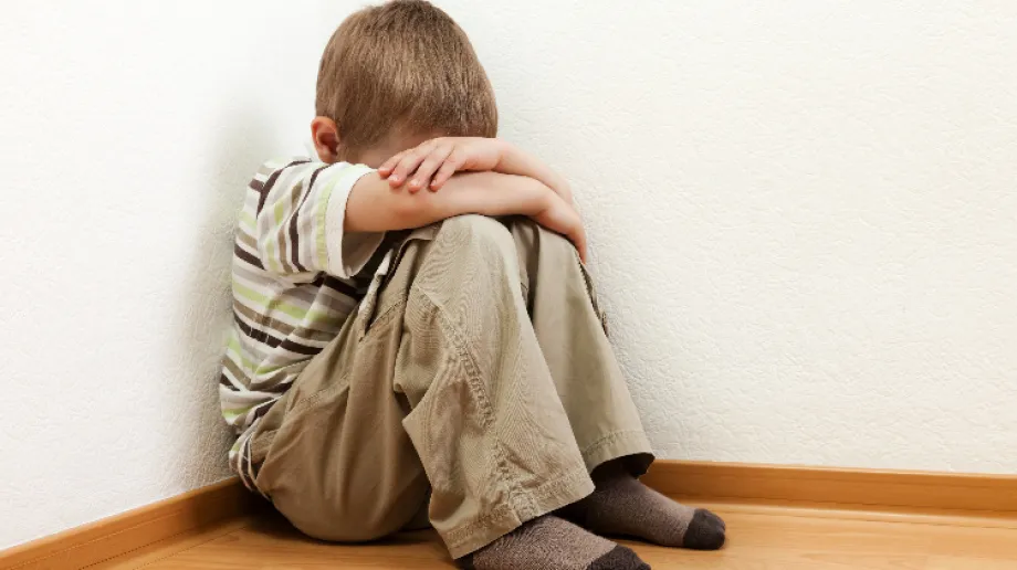 "Super Express" napisał o małym dziecku, które zostało bez opieki w domu w Ostrowi Mazowieckiej.  Dziecko znaleźli funkcjonariusze z KPP w Os