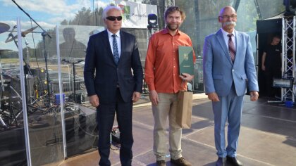 Ostrów Mazowiecka - Starosta ostrowski wraz z wicestarostą oficjalnie wręczyli d