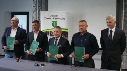 Ostrów Mazowiecka - Burmistrz miasta Jerzy Bauer podpisał umowy z wykonawcami za