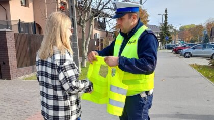 Ostrów Mazowiecka - Policjanci z Komendy Powiatowej Policji rozdali mieszkańcom 