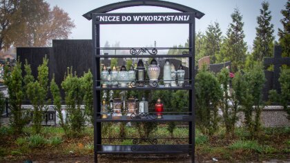 Ostrów Mazowiecka - Na ostrowskich cmentarzach ustawiono regały na znicze do wyk