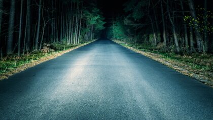 Ostrów Mazowiecka - Mężczyzna spacerował drogą krajową nr 60 bez odblasków i pod