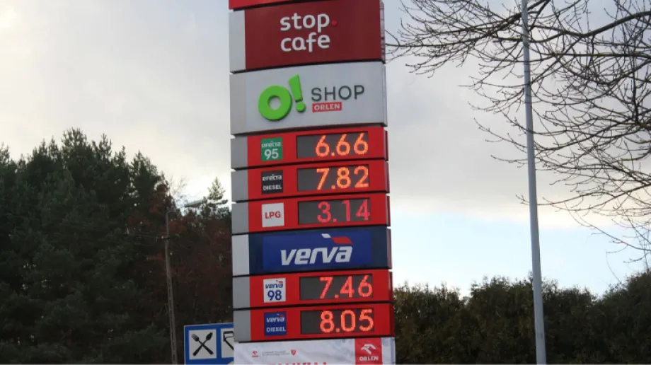 Od nowego roku stawka VAT na paliwa wzrosła z 8 do 23 proc., mimo to na ostrowskich stacjach paliw nie widać dużego skoku cen. Wielu kierowców 