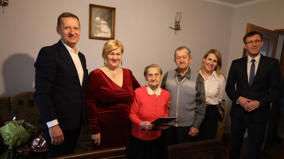 Urząd Gminy w Ostrowi Mazowieckiej poinformował, że kolejna mieszkanka naszej gminy ukończyła właśnie 100 lat. Ten doskonały moment w życi
