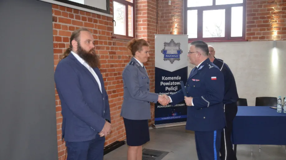 W Galerii Sztuki Jatki w Ostrowi Mazowieckiej miała miejsce odprawa roczna policjantów z Komendy Powiatowej Policji. Podczas spotkania podsumowan