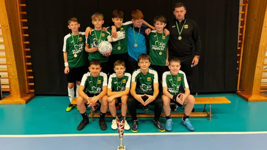 Gracze Ostrovii Ostrów Mazowiecka zostali najlepszą ekipą turnieju, który odbył się w Kadzidle.
[foto]32977[/foto]
Podopieczni Wojciecha Sy