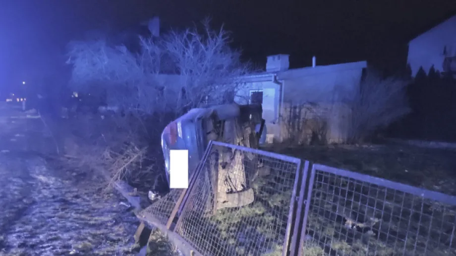 Młody mieszkaniec powiatu ostrowskiego zakończył swoją przejażdżkę na ogrodzeniu posesji. Mężczyzna wraz z pasażerem uciekli z miejsca zd