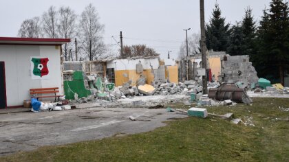 Ostrów Mazowiecka - Właśnie trwają prace związane z rozbiórką starego budynku zn
