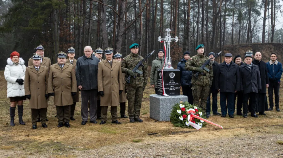 W Komorowie miała miejsce bardzo ważna uroczystość, jaką było poświęcenie pomnika Pamięci Oficerów Korpusu Geografów Ofiar Terroru Stali
