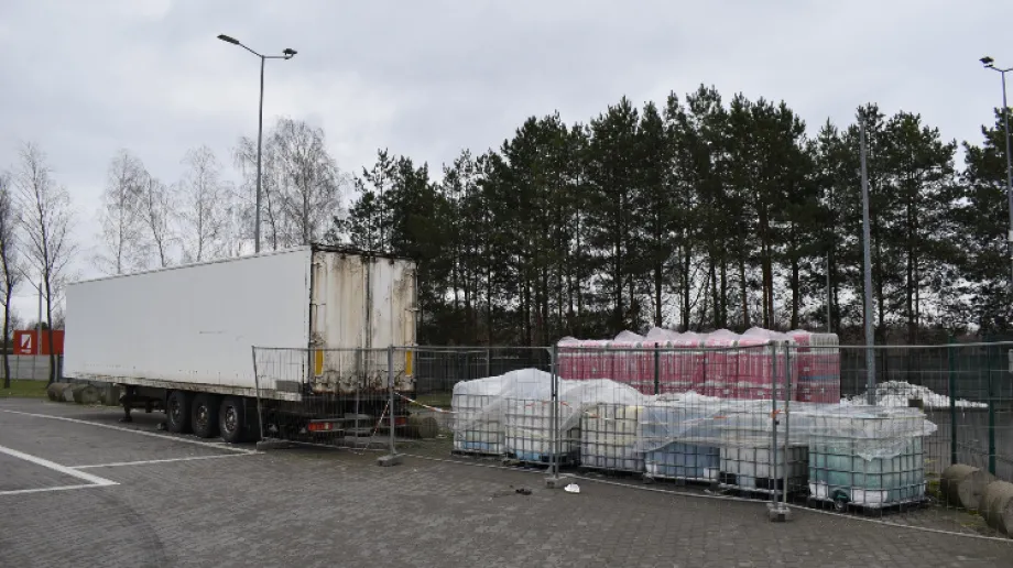 Wojewódzki Inspektorat Ochrony Środowiska w Warszawie podczas kontroli naczepy porzuconej na prywatnym parkingu w Małkini Górnej odkrył około