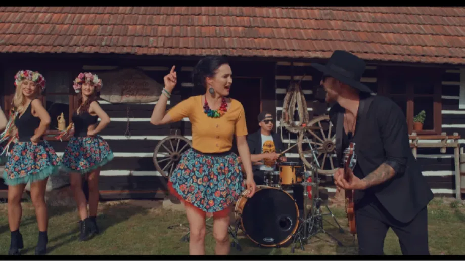 Fot. kadr z filmu Daj To Głośniej - Mama ostrzegała / YouTube