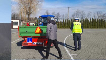 Ostrów Mazowiecka - Policjanci z ostrowskiej komendy wraz z przedstawicielką Wyd