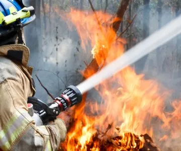Wraz z nadejściem wiosny powraca niebezpieczny proceder wypalania traw. Służby a