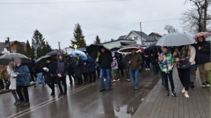 Ostrów Mazowiecka - Uczniowie i nauczyciele Szkoły Podstawowej im. Jana Pawła II