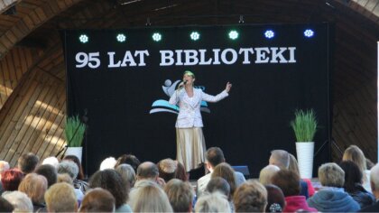 Ostrów Mazowiecka - W ogrodzie przy Miejskiej Bibliotece Publicznej odbył się ko