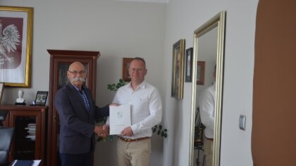 Ostrów Mazowiecka - Przedstawiciele powiatu ostrowskiego podpisali umowę z firmą