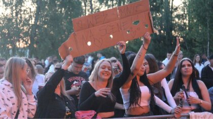 Ostrów Mazowiecka - Podczas Dnia Dziecka na lotnisku w Grądach, fani zespołu Kwe
