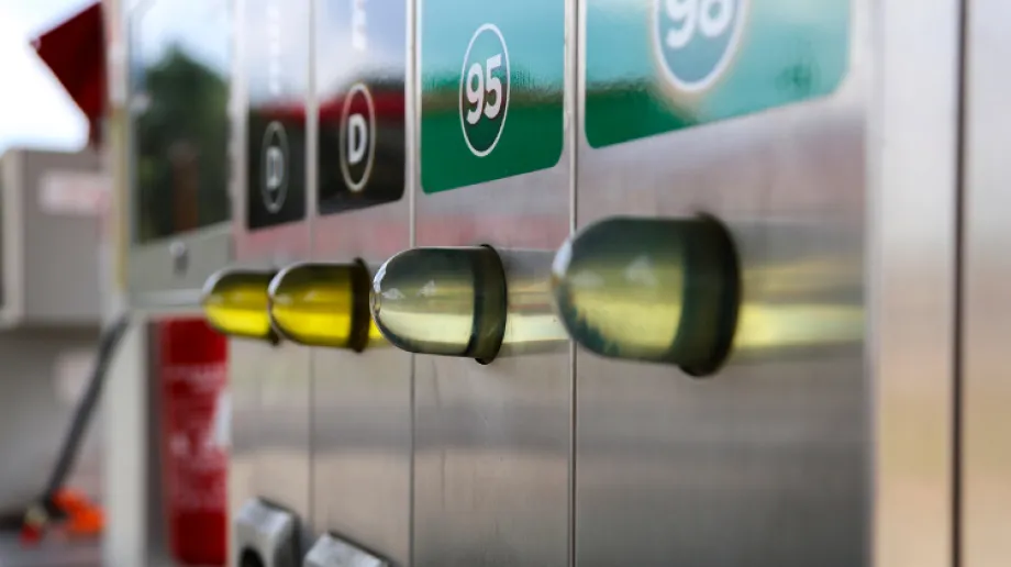 Nie przepłacaj za paliwo. Tankując do pełna, dzięki naszemu zestawieniu, możesz zaoszczędzić nawet kilkanaście złotych. Sprawdź aktualne 